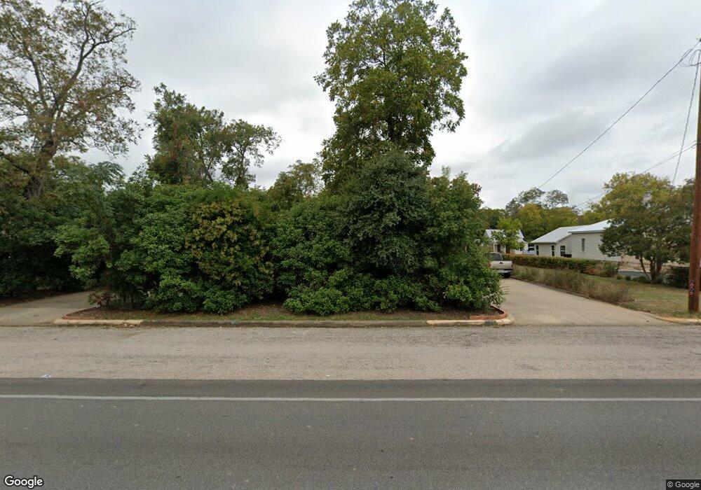 604 N Milam St, Fredericksburg, TX 78624 - photo 1