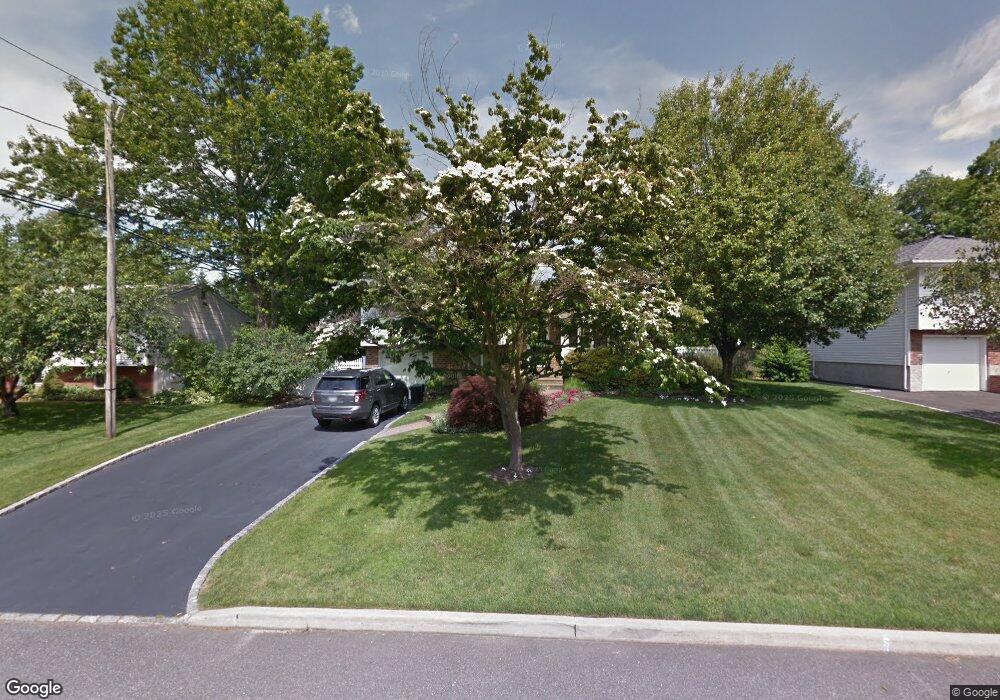 7 Balsam Ln, ComMacK, NY 11725 - photo 1