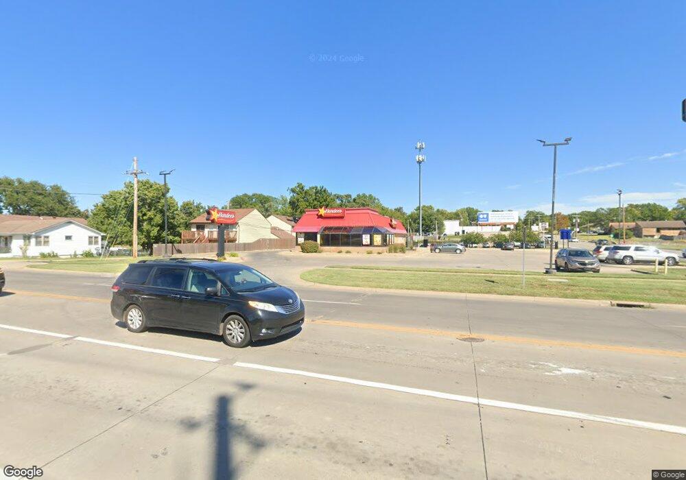 2424 SW 6th Ave, Topeka, KS 66606 - photo 1