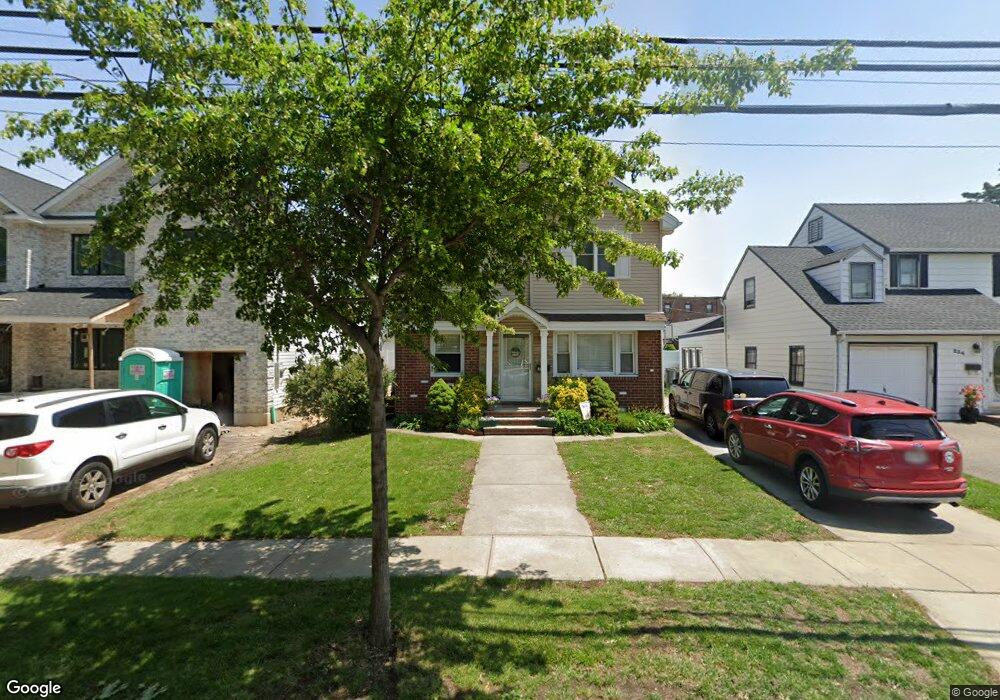 240 Andrews Rd, Mineola, NY 11501 - photo 1