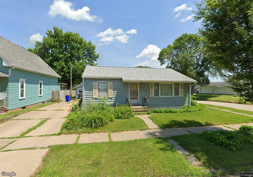 1739 D St SW, Cedar Rapids, IA 52404 - photo 1