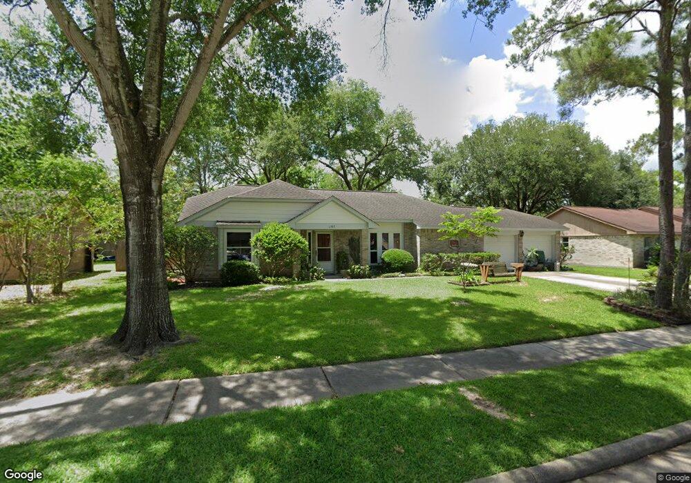 1307 Oak Hollow Dr, Friendswood, TX 77546 - photo 1