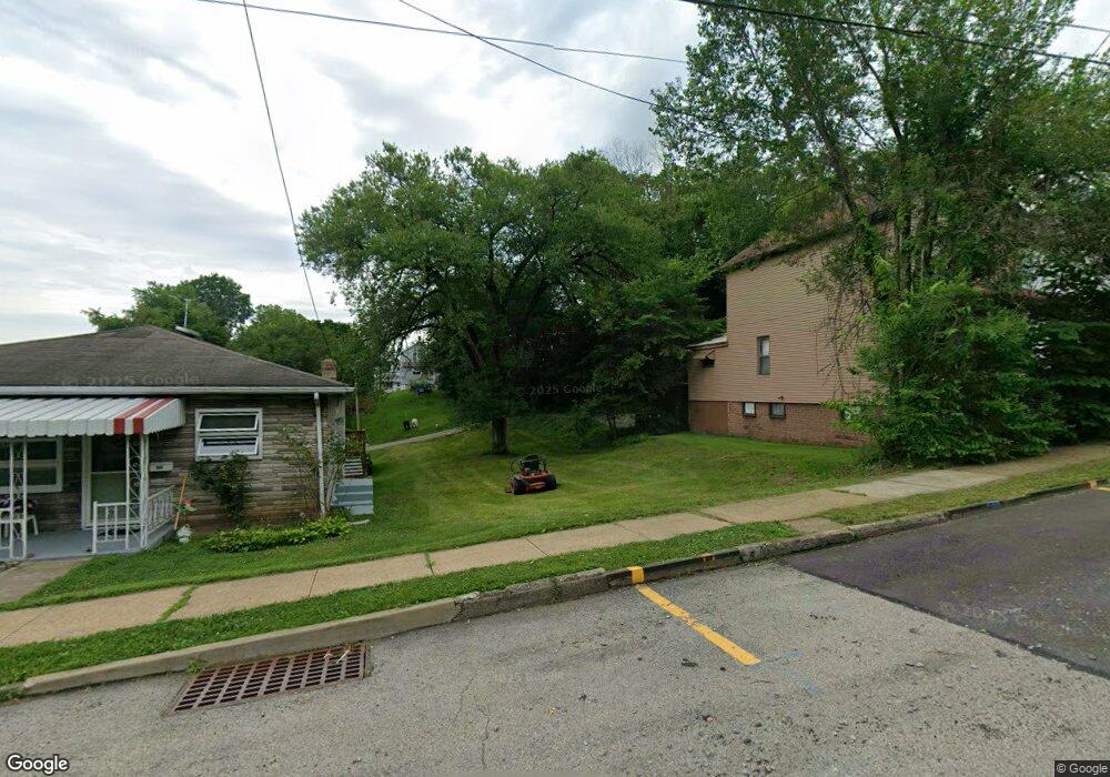 208 Whittier St, Vandergrift, PA 15690 - photo 1