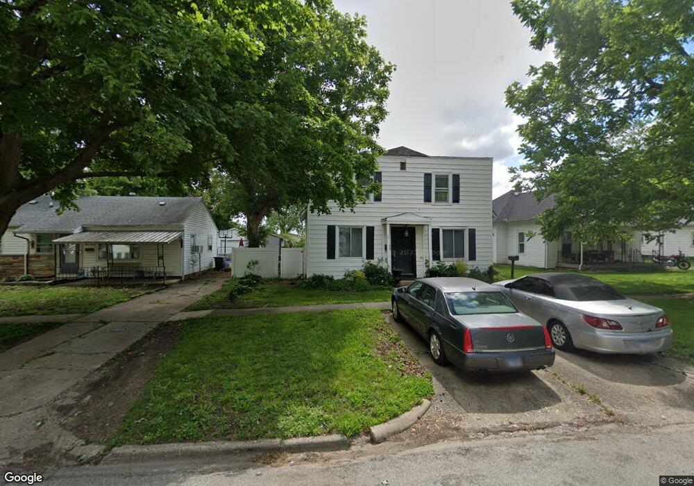 906 N 10th St, Mattoon, IL 61938 - photo 1