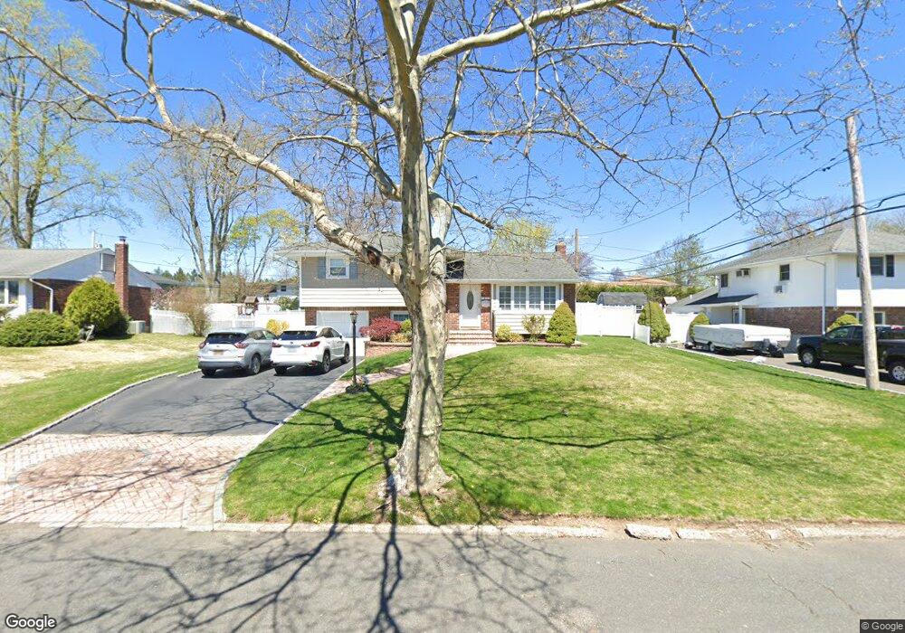 21 Violet Ln, ComMacK, NY 11725 - photo 1