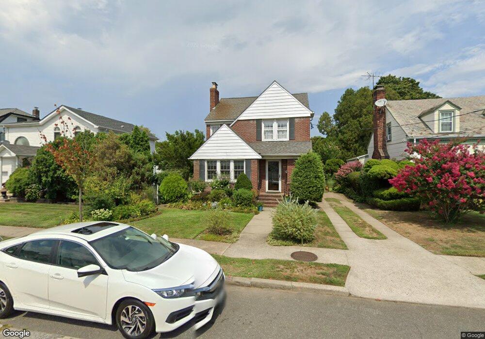 25 Wyoming Ave, Lynbrook, NY 11563 - photo 1