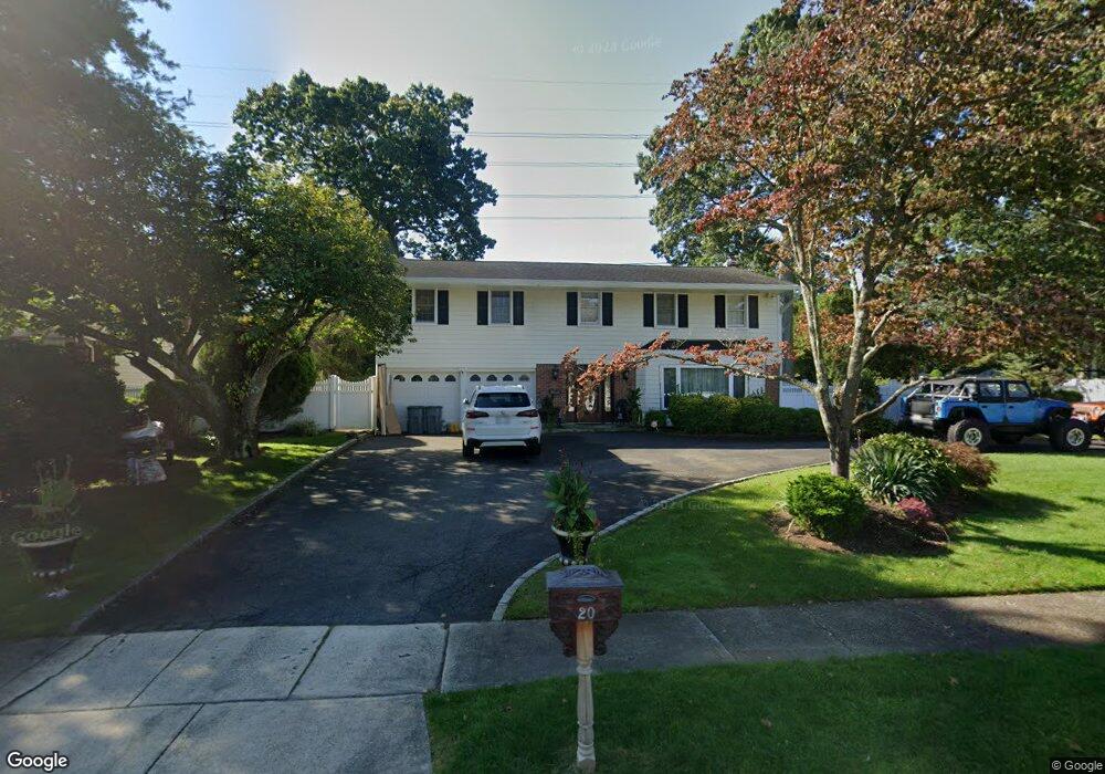 20 Sioux Dr, ComMacK, NY 11725 - photo 1