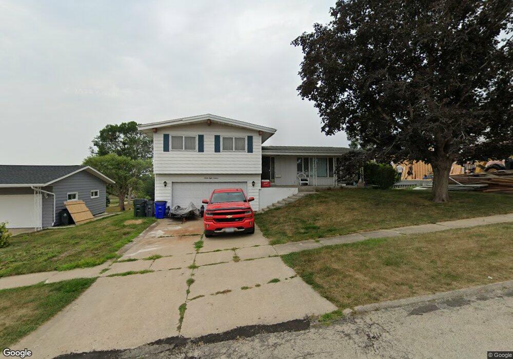 2819 Teresa Dr SW, Cedar Rapids, IA 52404 - photo 1