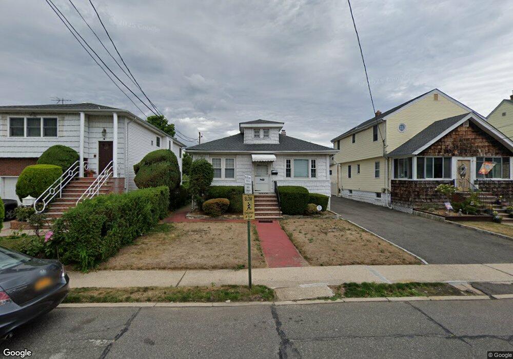 121 Lyon Place unit 2, Lynbrook, NY 11563 - photo 1