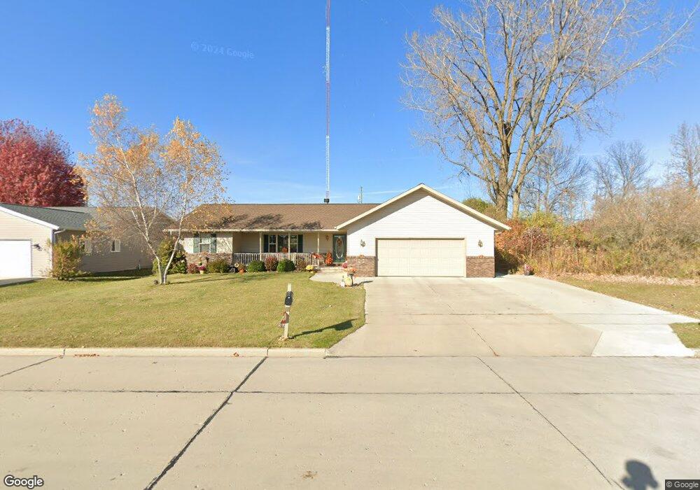 1402 E Ivy Ln, Manitowoc, WI 54220 - photo 1