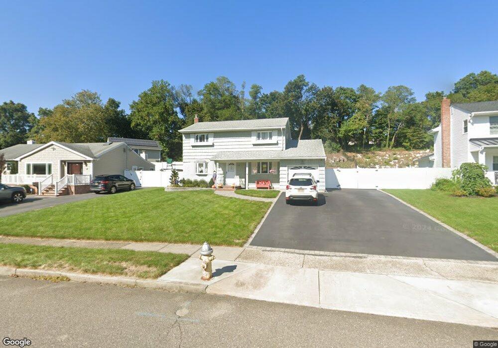 19 Somerset Dr, ComMacK, NY 11725 - photo 1