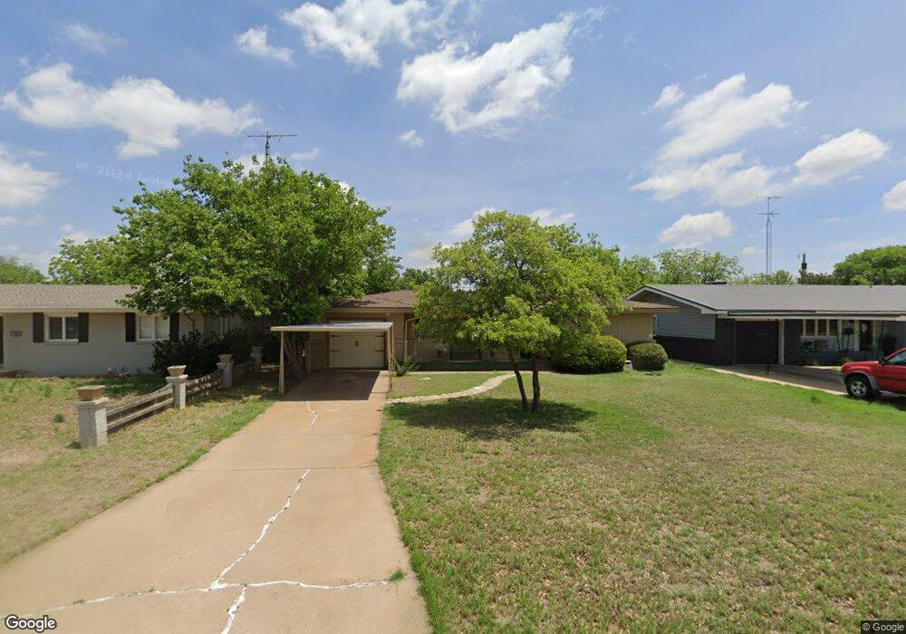 906 Zephyr St, Plainview, TX 79072 - photo 1