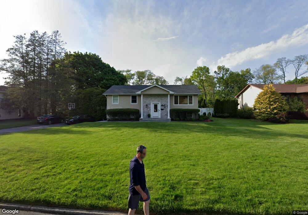 28 Marshmellow Dr, ComMacK, NY 11725 - photo 1