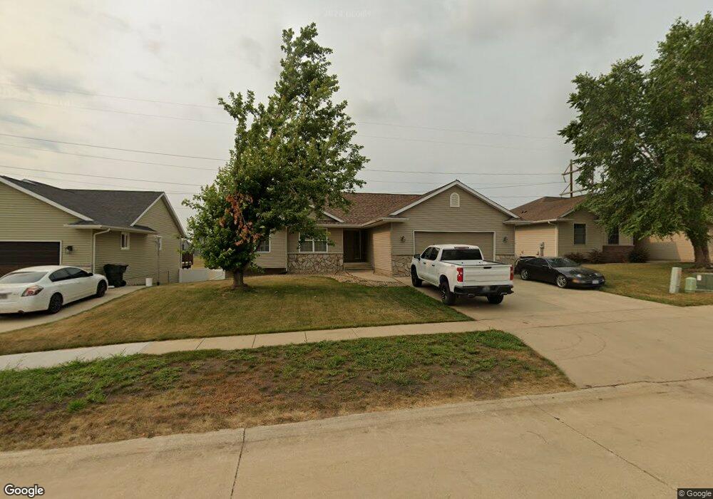 3829 Hawk Ave SW, Cedar Rapids, IA 52404 - photo 1