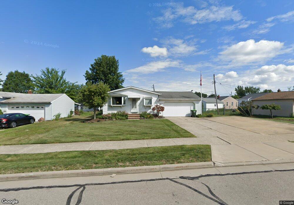 30369 Twin Lakes Dr, Wickliffe, OH 44092 - photo 1