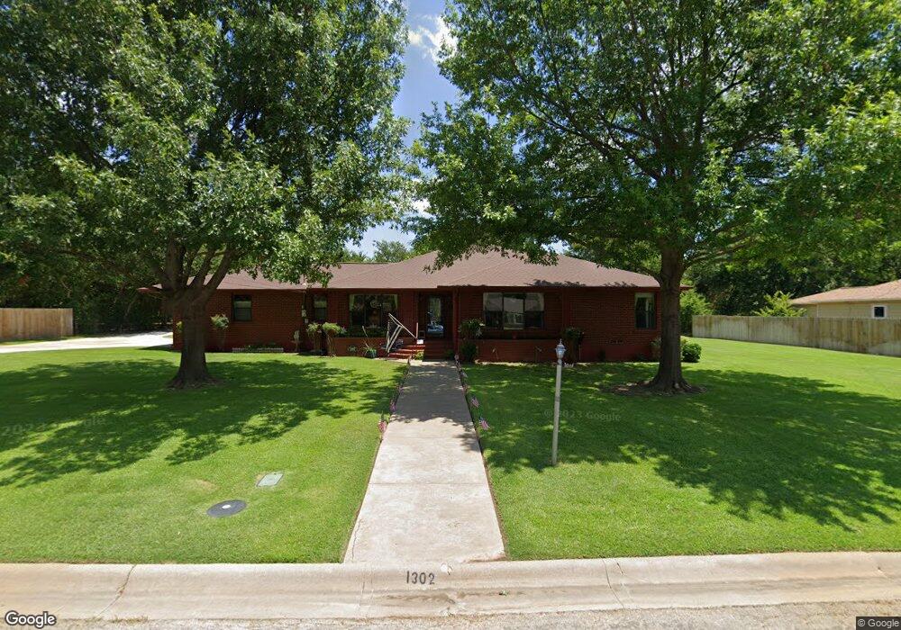 1302 Hillcrest Blvd, Gainesville, TX 76240 - photo 1