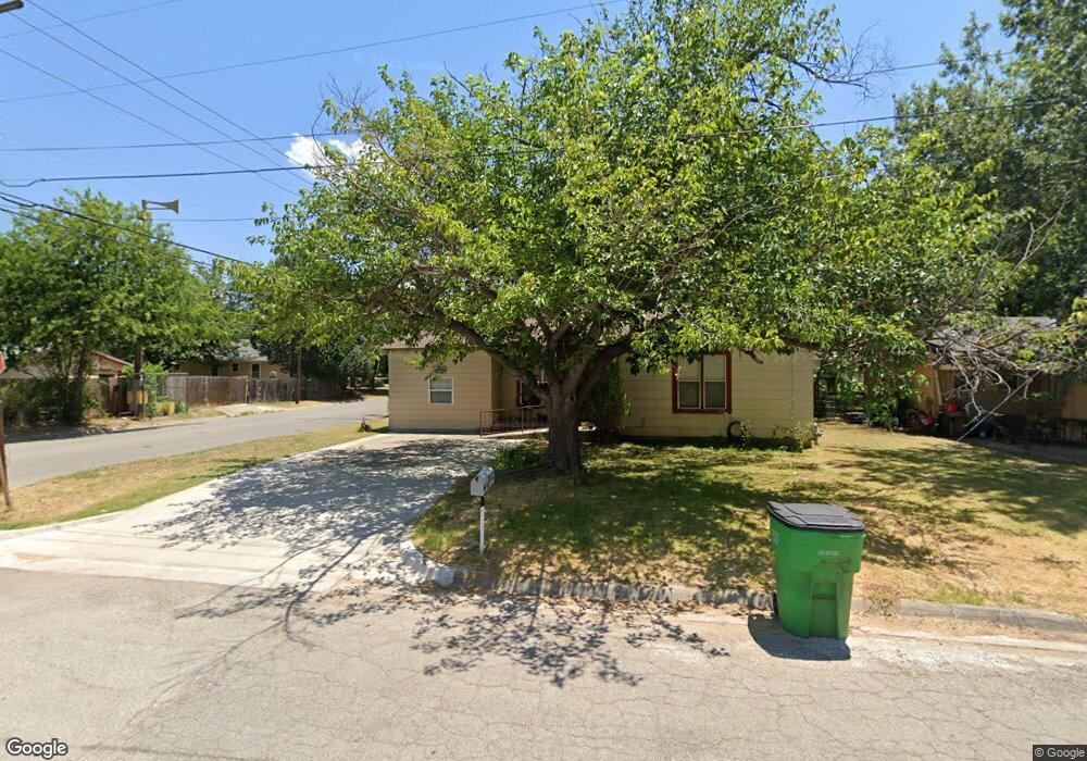 1022 N Howeth St, Gainesville, TX 76240 - photo 1