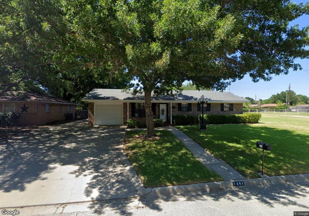 1401 Lynwood St, Gainesville, TX 76240 - photo 1