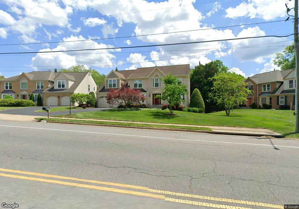 2071 Woodford Rd, Vienna, VA 22182 - photo 1