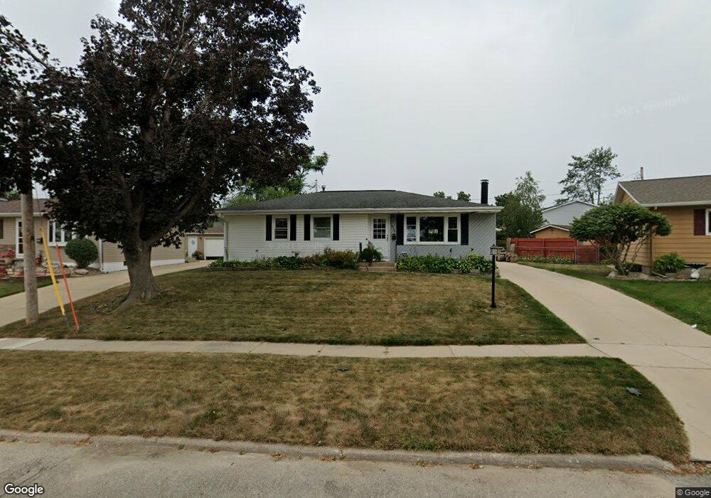 2818 Evelyn Dr SW, Cedar Rapids, IA 52404 - photo 1