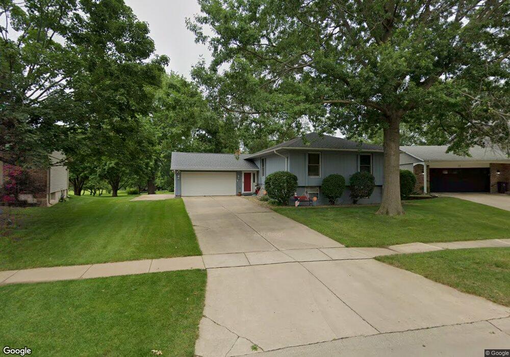 33 Roxbury Dr NW, Cedar Rapids, IA 52405 - photo 1