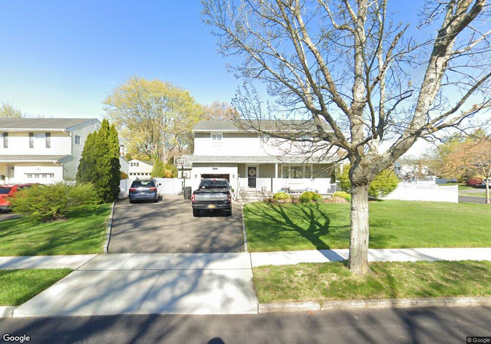 2 Tomkins Ct, ComMacK, NY 11725 - photo 1