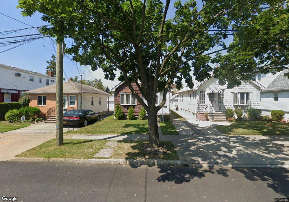 8530 262nd St, Floral Park, NY 11001 - photo 1