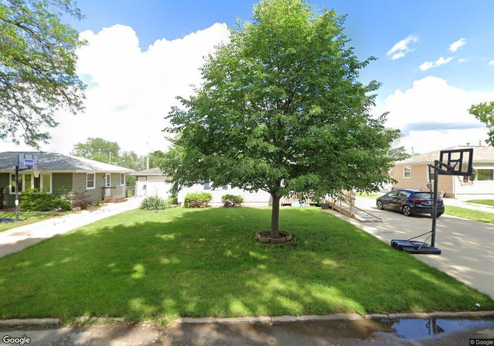 1653 10th St NW, Cedar Rapids, IA 52405 - photo 1