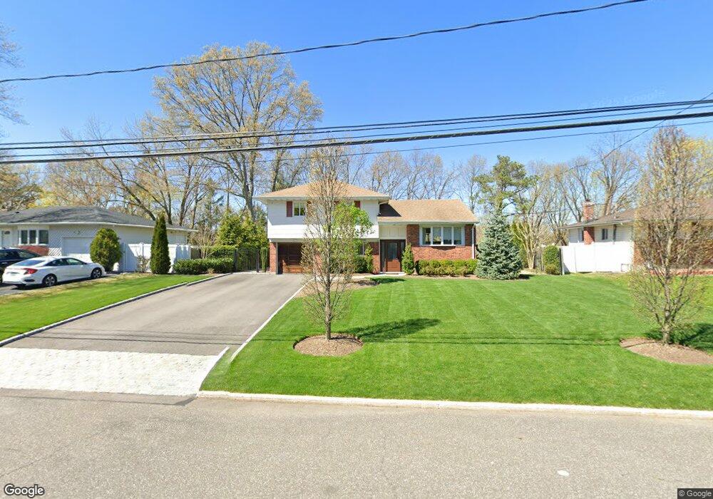33 Harvard Ln, ComMacK, NY 11725 - photo 1