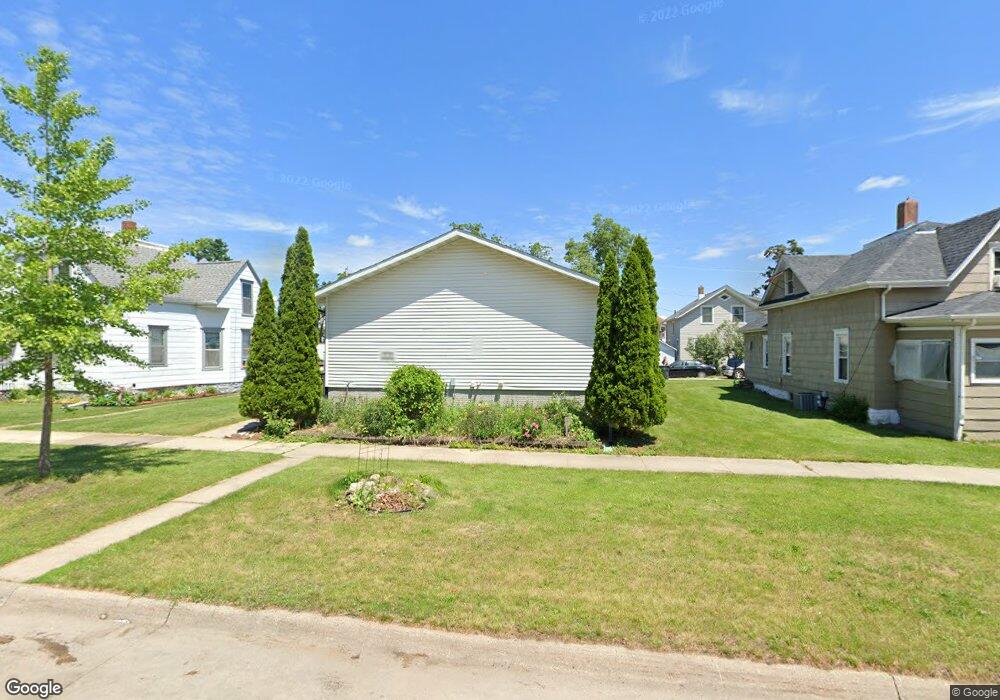 906 D Ave NW, Cedar Rapids, IA 52405 - photo 1