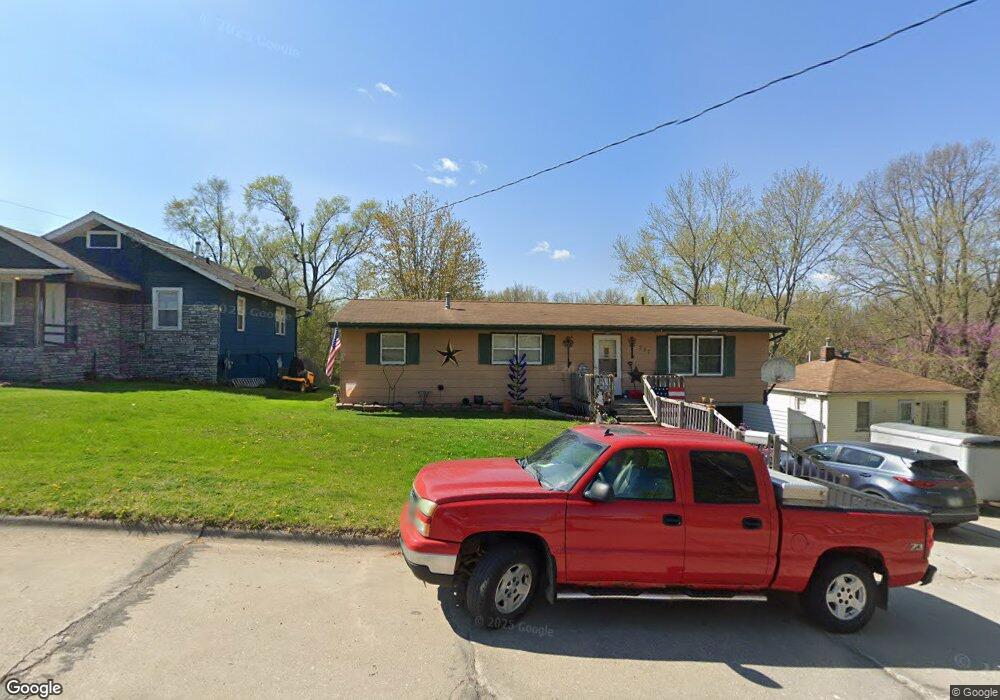 227 N 9th Ave W, Newton, IA 50208 - photo 1