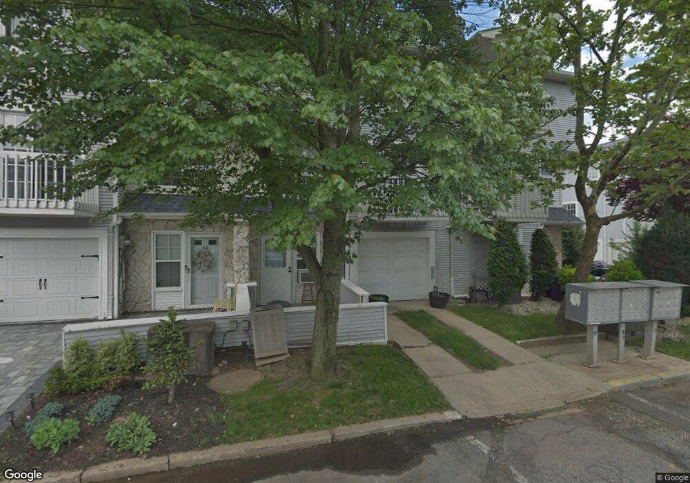 61 Country Dr E unit 62, Staten Island, NY 10314 - photo 1