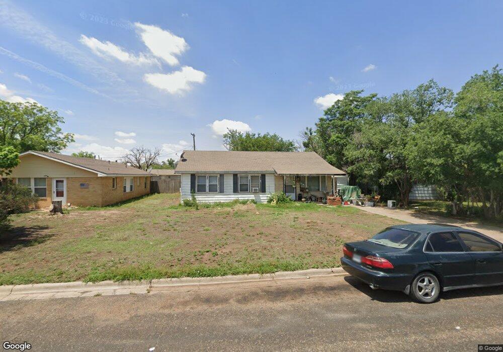 303 Zephyr St, Plainview, TX 79072 - photo 1