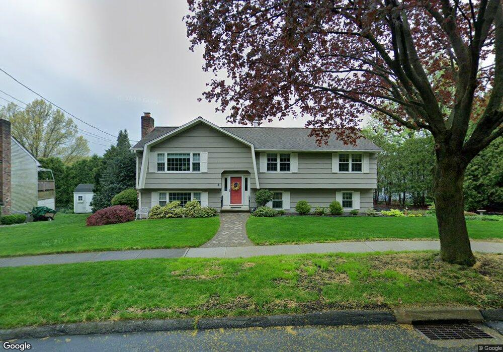 40 Sheffield Cir, Stratford, CT 06614 - photo 1