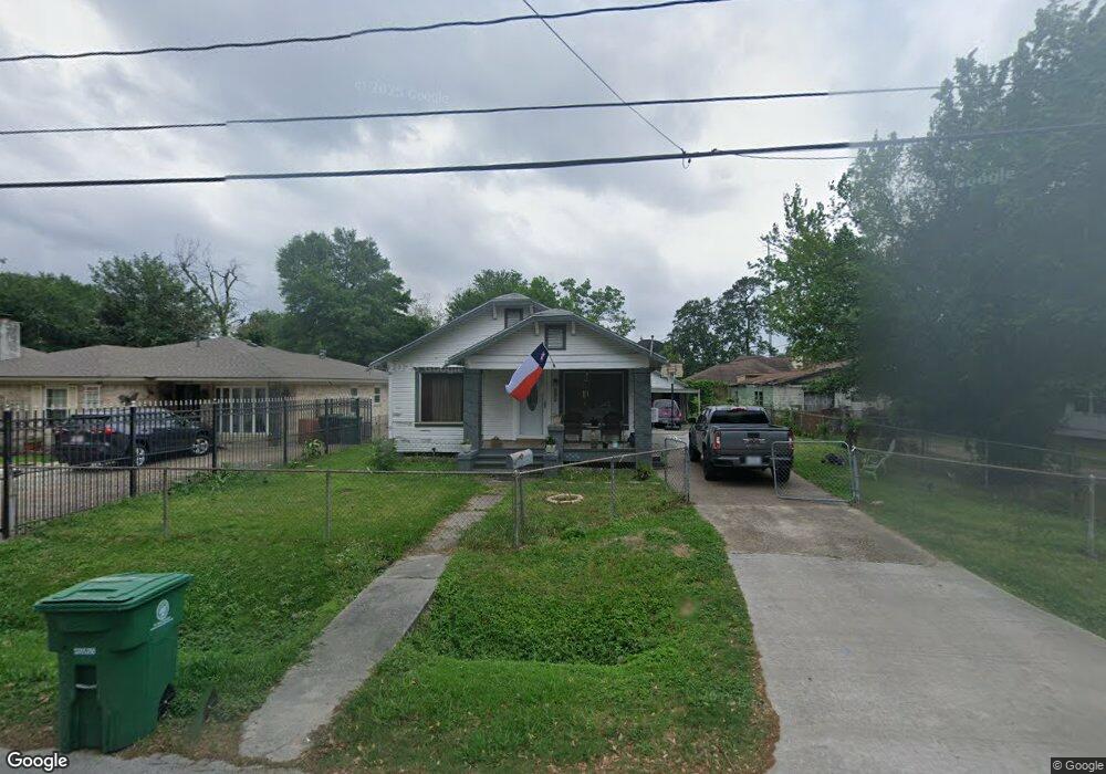 902 Caplin St, Houston, TX 77022 - photo 1