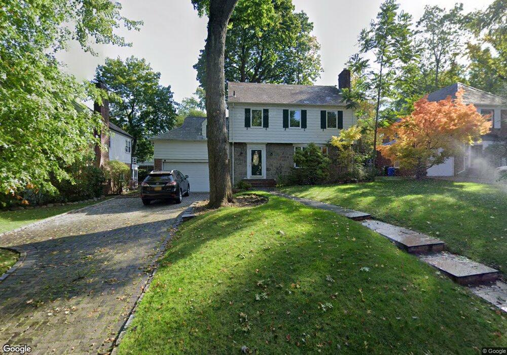 7 Ardsley Place, Great Neck, NY 11021 - photo 1