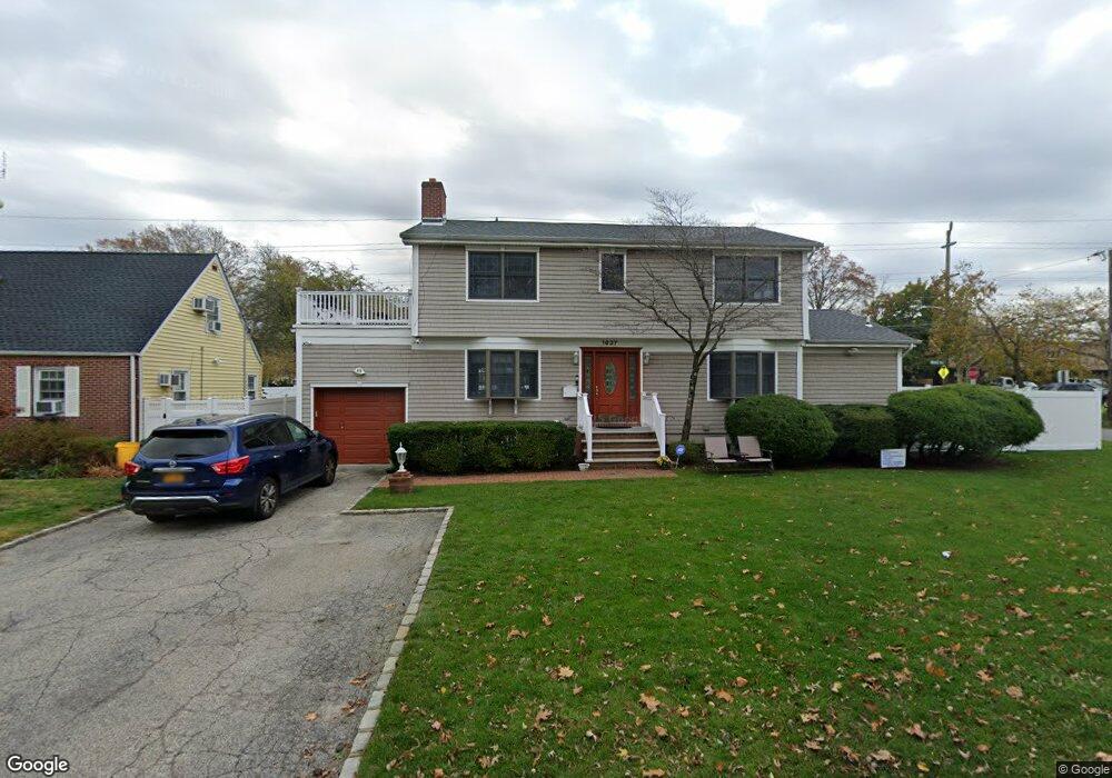 1637 Fenimore Rd unit 2nd Fl, Hewlett, NY 11557 - photo 1