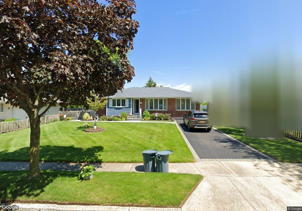 15 Regina Dr, ComMacK, NY 11725 - photo 1