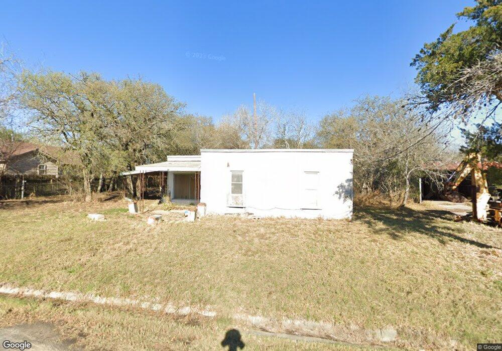 512 W Randall St, Beeville, TX 78102 - photo 1