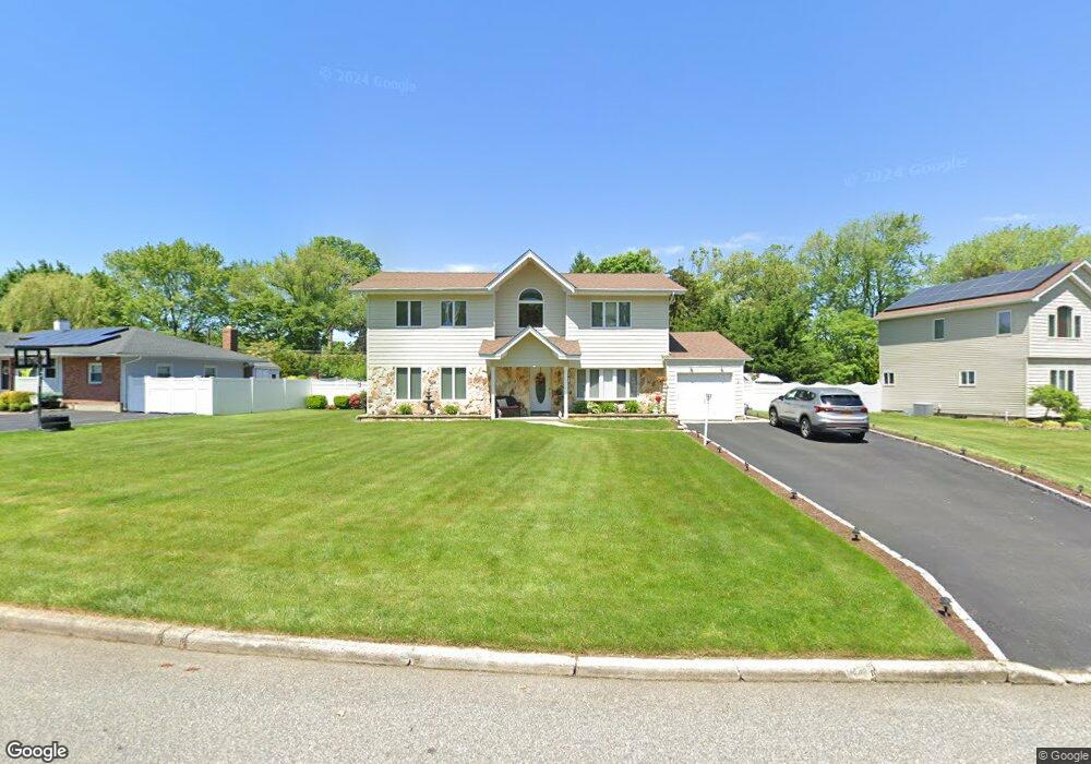 10 Warbler Ln, ComMacK, NY 11725 - photo 1