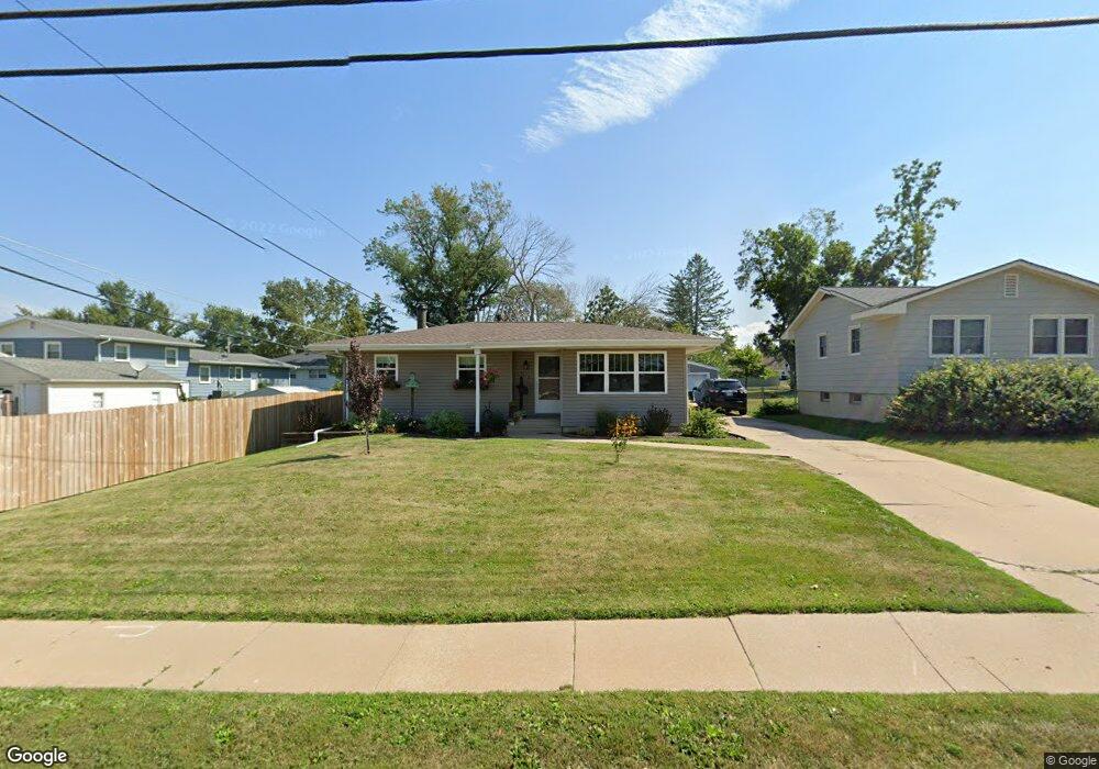 51 Edgewood Rd NW, Cedar Rapids, IA 52405 - photo 1