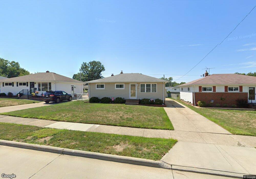 1842 Ridgeview Dr, Wickliffe, OH 44092 - photo 1