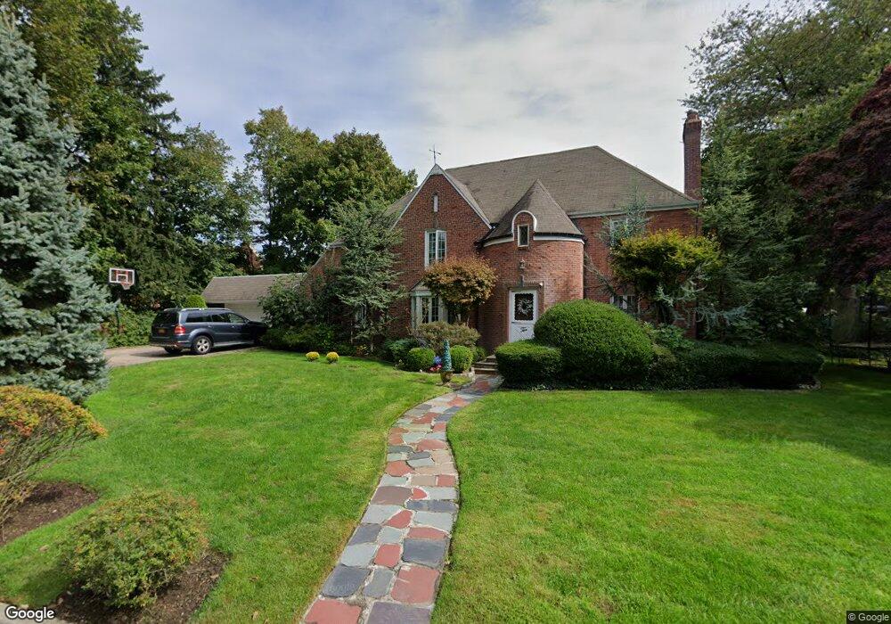 10 E Gate, Manhasset, NY 11030 - photo 1