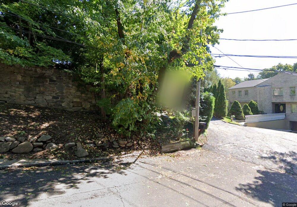 2 Combes Dr, Manhasset, NY 11030 - photo 1