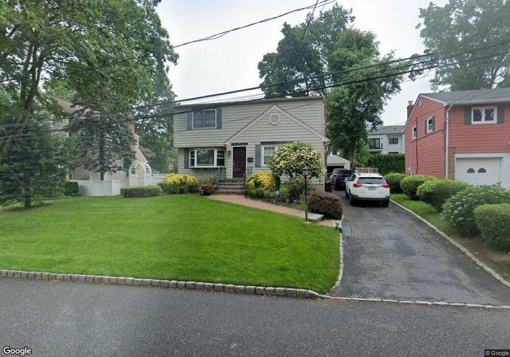 17 Arbor St, Great Neck, NY 11021 - photo 1
