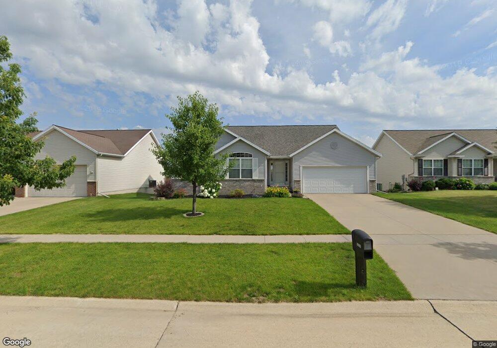 2608 Woodhill Dr SW, Cedar Rapids, IA 52404 - photo 1