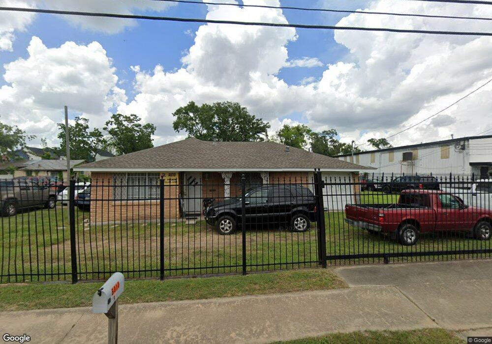 5010 Pinemont Dr, Houston, TX 77092 - photo 1