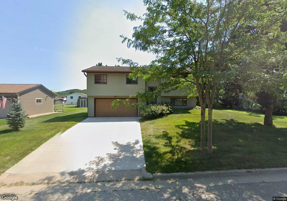 813 S 11th St, La Crescent, MN 55947 - photo 1