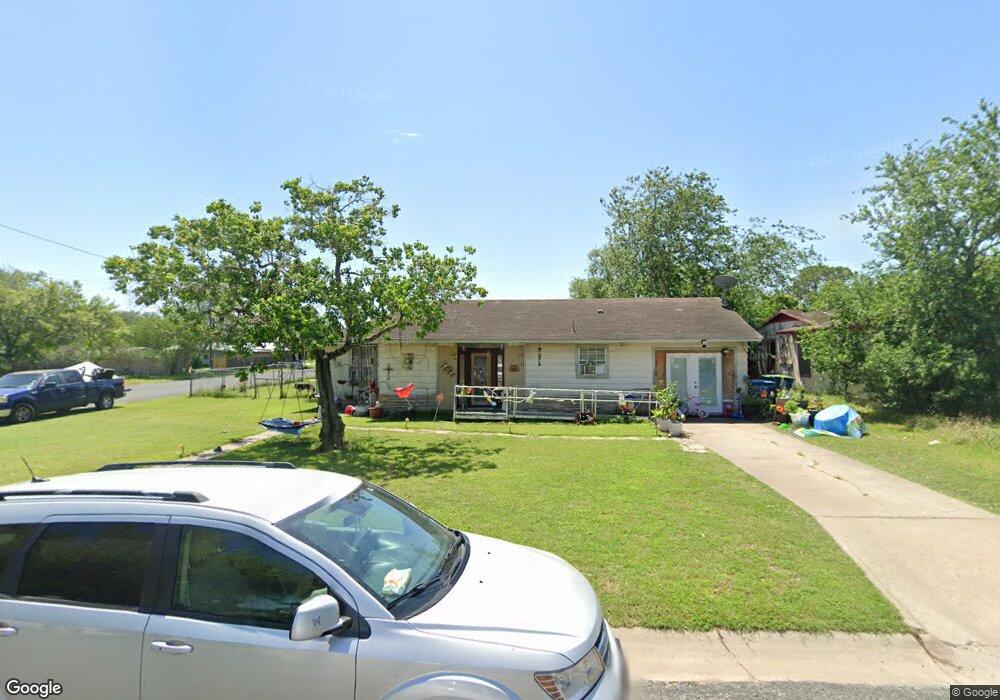 1420 E Bowie St, Beeville, TX 78102 - photo 1