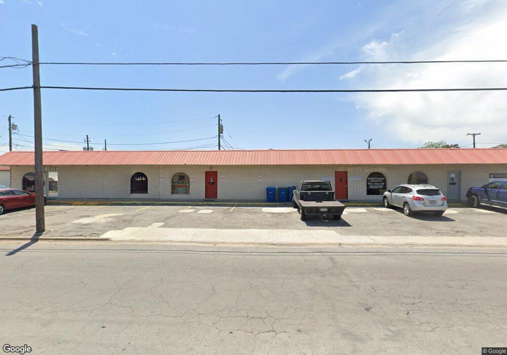 1501 N Saint Marys St, Beeville, TX 78102 - photo 1